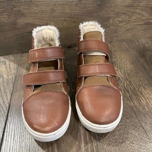 Boys Ugg Rhennon Sneaker Size 1. Good condition.